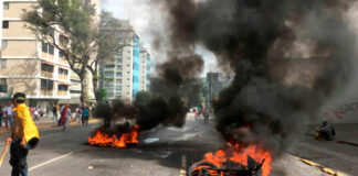 Incendian motocicleta de la GNB en Altamira ¡Tensión en Venezuela! GNB - altamira - Cantineoqueteveo news