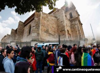 Comunidad LGBT protestó ante Catedral de Alcalá de Henares Catedral de Alcalá de Henares