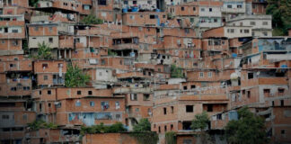 ¡Aman el peligro! Turismo de riesgo crece en barrios de Venezuela