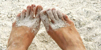 Deja que la arena de playa haga su trabajo en los pies