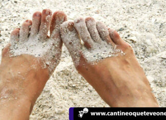 Deja que la arena de playa haga su trabajo en los pies