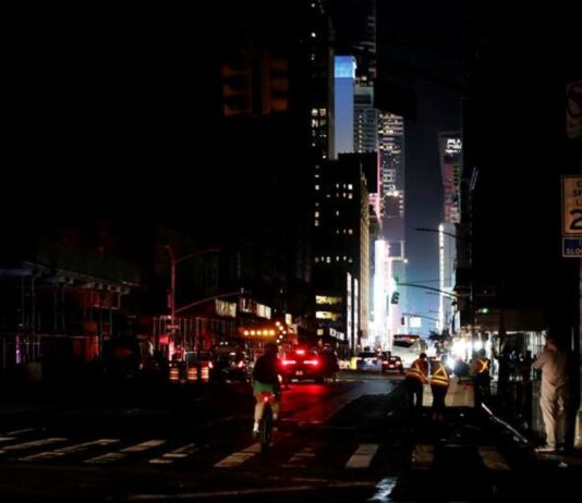 ¡Manzana oscura! Apagón afectó a 42 mil hogares de Nueva York (+ vídeos) Apagón en Nueva York - cantineo que te veo