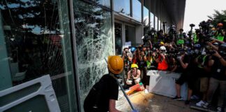 Manifestantes piden ser oídos en palacio legislativo de Hong Kong Cantineoqueteveo News - Manifestantes de Hong Kong