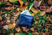 Un hombre recupera una billetera que le robaron en un bar hace 20 años ciudadano británico recuperó la cartera