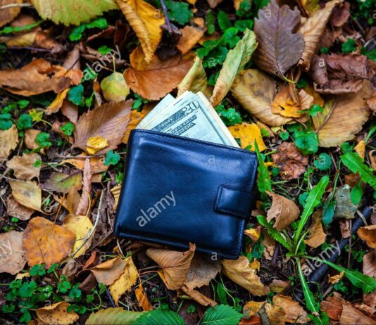 Un hombre recupera una billetera que le robaron en un bar hace 20 años ciudadano británico recuperó la cartera