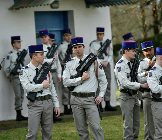 Francia reorganizará su presencia militar