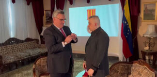 Poeta Tarek William Saab recibe Medalla de honor Dostoyevski por embajada rusa medalla de honor Dostoyevski