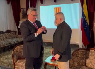 Poeta Tarek William Saab recibe Medalla de honor Dostoyevski por embajada rusa medalla de honor Dostoyevski