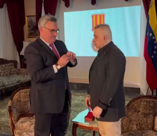 Poeta Tarek William Saab recibe Medalla de honor Dostoyevski por embajada rusa medalla de honor Dostoyevski