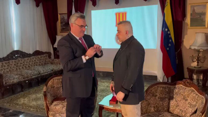 Poeta Tarek William Saab recibe Medalla de honor Dostoyevski por medalla de honor Dostoyevski